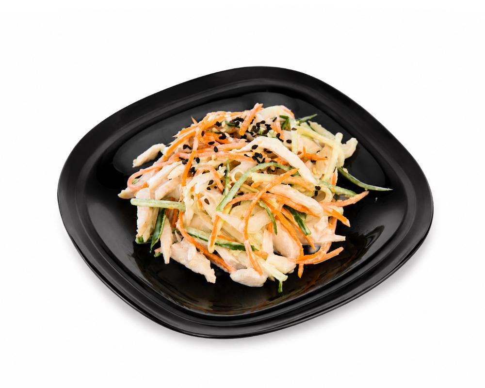 САЛАТ С КУРИНОЙ ГРУДКОЙ И КУНЖУТНЫМ СОУСОМ